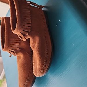 Girls size 3 Minnetonka moccasins